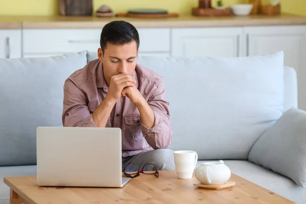 Stressed Young Man Laptop Home — Stock Photo, Image