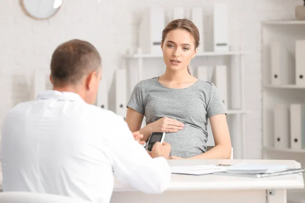 妊娠中の糖尿病の女性はクリニックで医師を訪問 — ストック写真