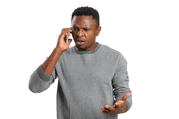 Stressz Afro Amerikai Férfi Beszél Telefonon Fehér Alapon — Stock Fotó