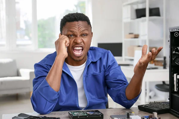 Técnico Afro Americano Estressado Reparando Computador Centro Serviço — Fotografia de Stock