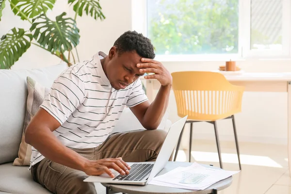 Стрес Афро Американського Чоловіка Ноутбуком Вдома — стокове фото