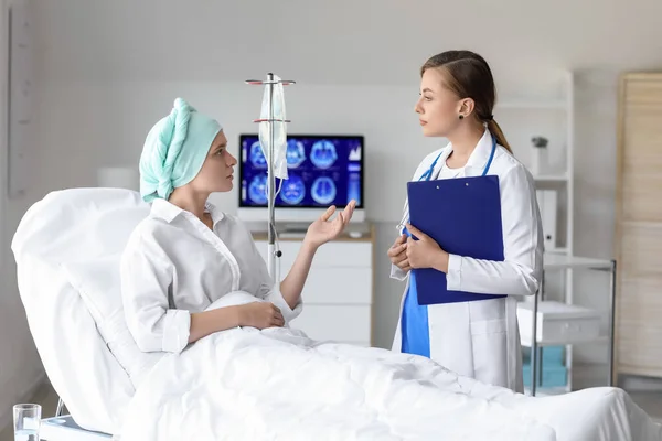 Doctor Telling Good News Woman Chemotherapy Clinic — Stock Photo, Image