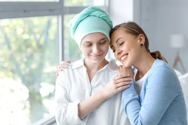 Frau Besucht Ihre Schwester Nach Chemotherapie Klinik — Stockfoto