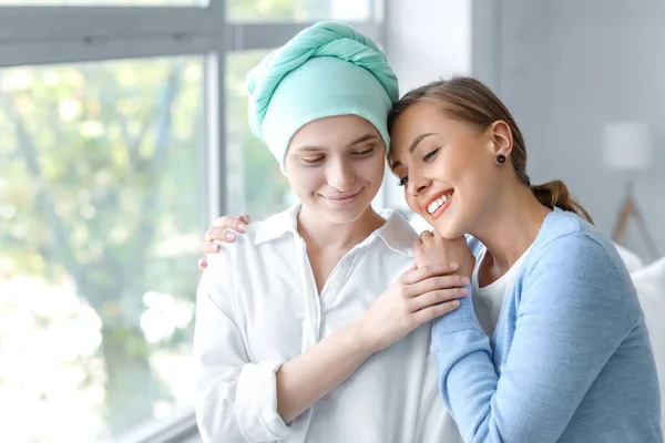 Femme Rendant Visite Sœur Après Une Chimiothérapie Clinique — Photo