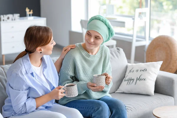 Жінка Підтримує Сестру Після Хіміотерапії Вдома — стокове фото