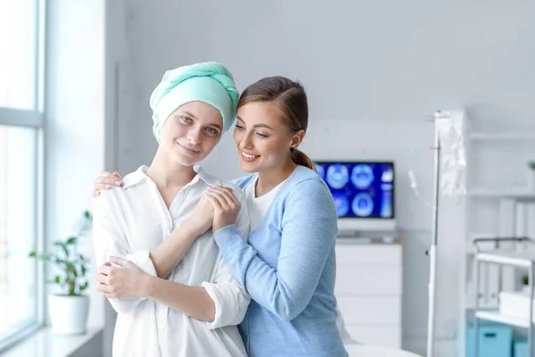 Mujer Visitando Hermana Después Quimioterapia Clínica —  Fotos de Stock