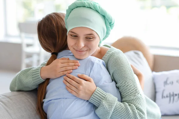 Femme Soutenant Sœur Après Une Chimiothérapie Maison — Photo