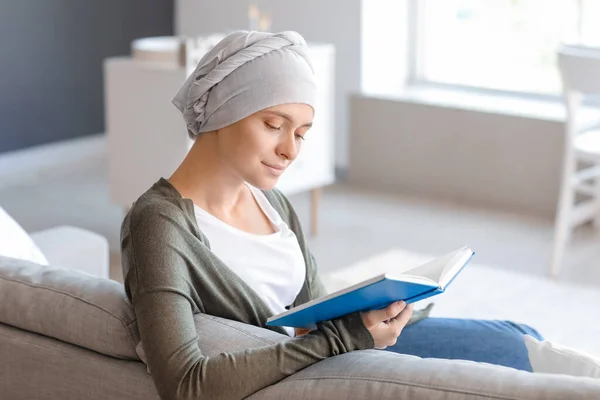 Mujer Después Quimioterapia Libro Lectura Casa — Foto de Stock