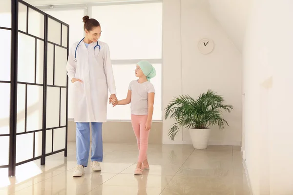 Médico Menina Clínica Conceito Conscientização Câncer Infantil — Fotografia de Stock