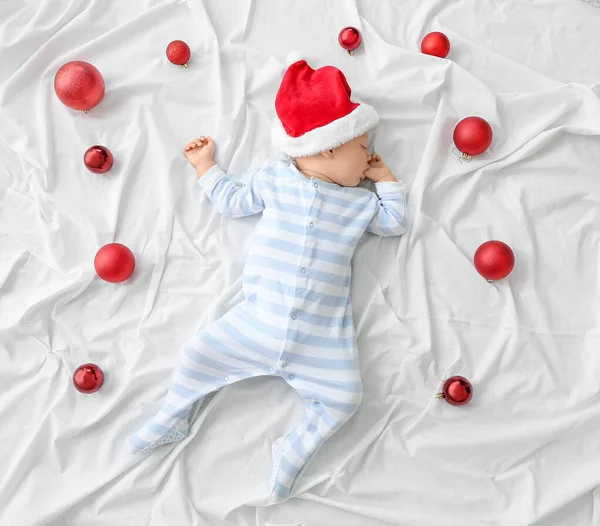 Mignon Petit Bébé Dans Chapeau Père Noël Couché Sur Lit — Photo