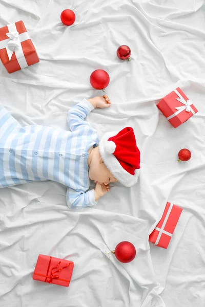 Bebé Bonito Com Presentes Natal Deitado Cama — Fotografia de Stock