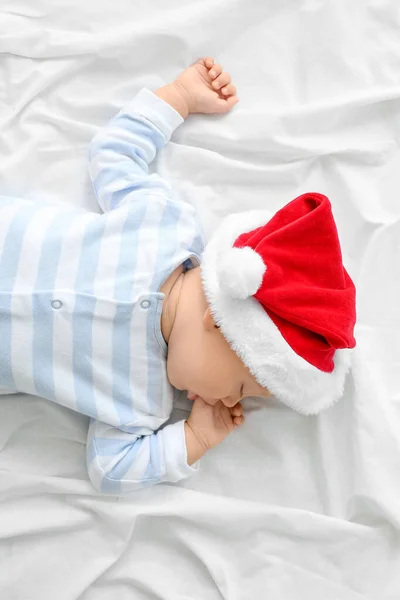 Bonito Bebê Chapéu Papai Noel Deitado Cama — Fotografia de Stock