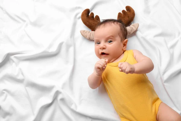 Bebé Bonito Com Chifres Veado Deitado Cama Celebração Natal — Fotografia de Stock