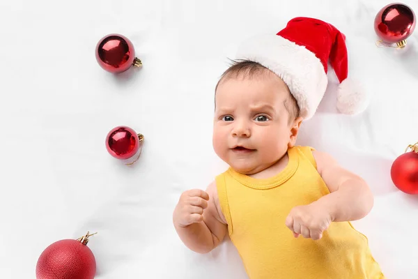 Bebê Bonito Chapéu Papai Noel Com Bolas Natal Fundo Branco — Fotografia de Stock