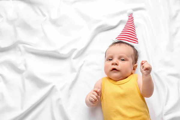 Lindo Bebé Con Sombrero Elfo Acostado Cama Celebración Navidad — Foto de Stock