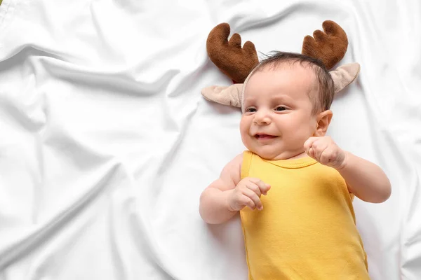 Bebé Bonito Com Chifres Veado Deitado Cama Celebração Natal — Fotografia de Stock