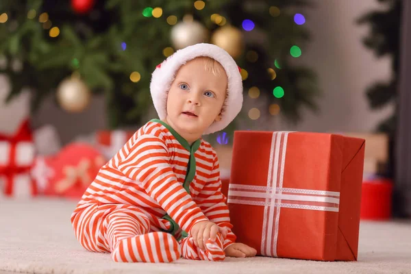 Niedliches Kleines Baby Weihnachtsmütze Und Mit Weihnachtsgeschenk Hause — Stockfoto