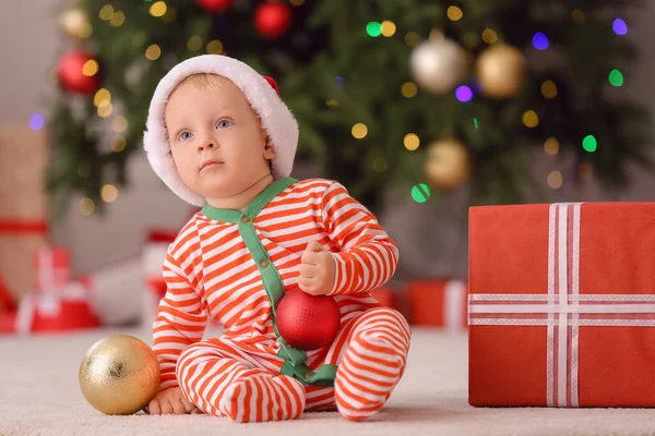 Niedliches Kleines Baby Weihnachtsmütze Und Mit Weihnachtsgeschenk Hause — Stockfoto