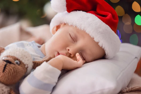 Bonito Bebê Chapéu Papai Noel Dormindo Casa — Fotografia de Stock