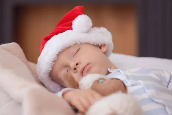 Bonito Bebê Chapéu Papai Noel Dormindo Casa — Fotografia de Stock