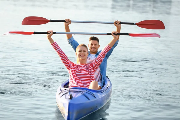 Jeune Couple Kayak Rivière — Photo