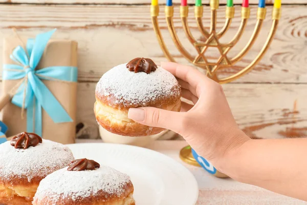 Mulher Comendo Saboroso Donut Para Hanukkah — Fotografia de Stock