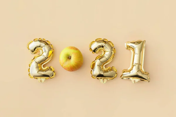 Ballonger Form Figur 2021 Och Äpple Färg Bakgrund Nyårsfirande — Stockfoto