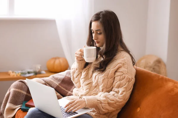 Beautiful Young Woman Laptop Cup Tea Home — Stock Photo, Image