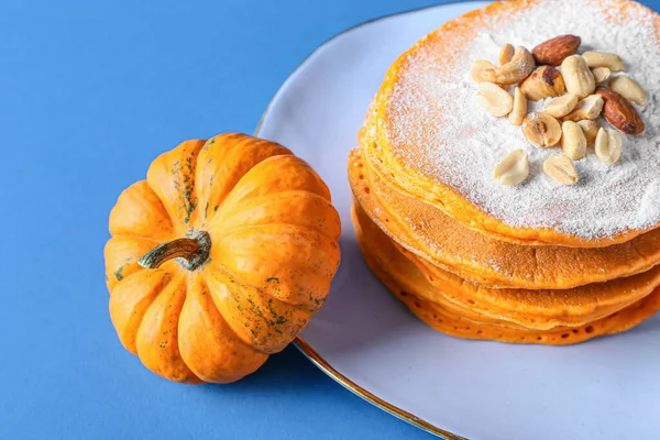 Assiette Avec Savoureuses Crêpes Citrouille Sur Fond Couleur — Photo