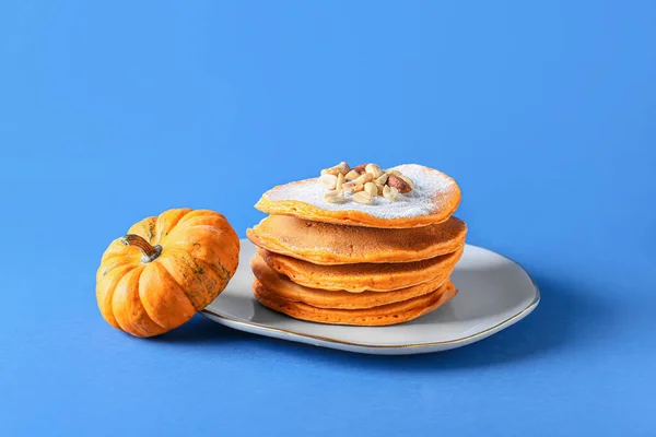 Assiette Avec Savoureuses Crêpes Citrouille Sur Fond Couleur — Photo