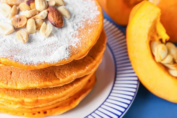 Assiette Avec Savoureuses Crêpes Citrouille Sur Fond Couleur Gros Plan — Photo