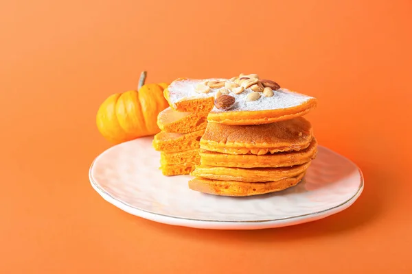 Assiette Avec Savoureuses Crêpes Citrouille Sur Fond Couleur — Photo