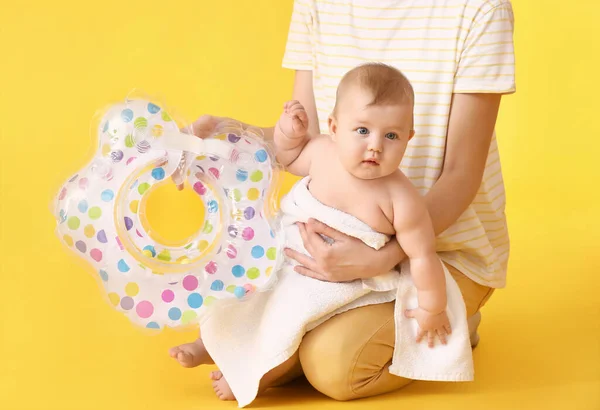 Mujer Lindo Bebé Con Anillo Inflable Sobre Fondo Color —  Fotos de Stock