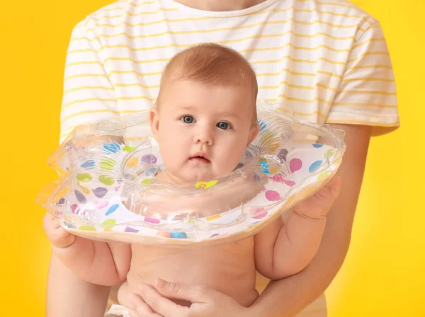 Kvinne Søt Baby Med Oppblåsbar Ring Farget Bakgrunn – stockfoto