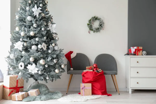 Interiér Moderního Pokoje Vánoční Stromeček Santa Taška — Stock fotografie