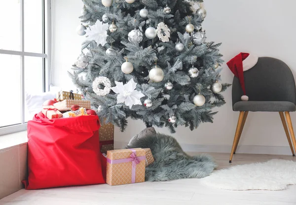 Interieur Van Moderne Kamer Met Kerstboom Kersttas — Stockfoto