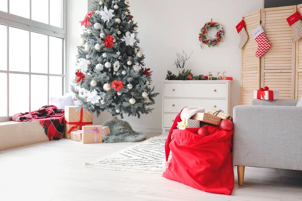 クリスマスツリーとサンタバッグ付きのモダンな部屋のインテリア — ストック写真