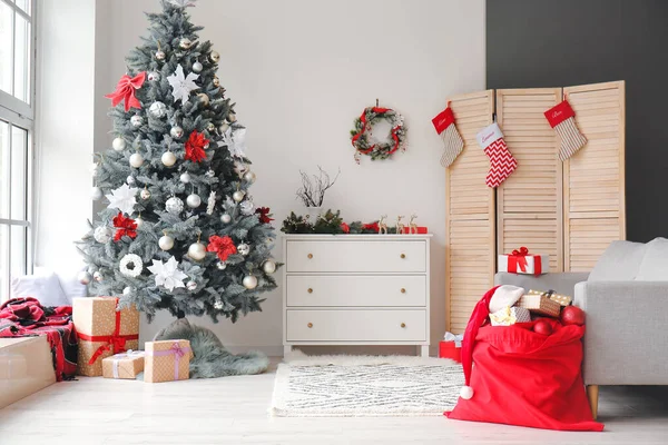 Εσωτερικό Του Σύγχρονου Δωματίου Χριστουγεννιάτικο Δέντρο Και Τσάντα Σάντα — Φωτογραφία Αρχείου