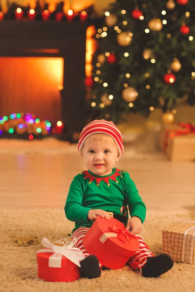 Bebé Bonito Com Traje Duende Casa Véspera Natal — Fotografia de Stock