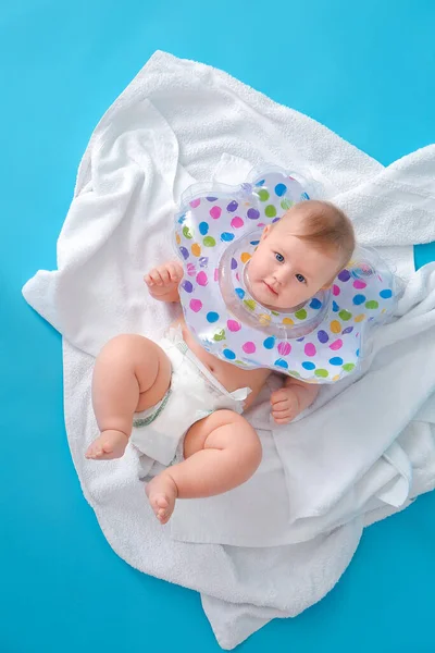 Lindo Bebé Con Anillo Inflable Toalla Sobre Fondo Color —  Fotos de Stock