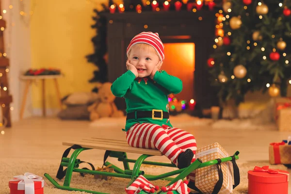 Schattig Klein Baby Elf Kostuum Met Sleeën Thuis Kerstavond — Stockfoto