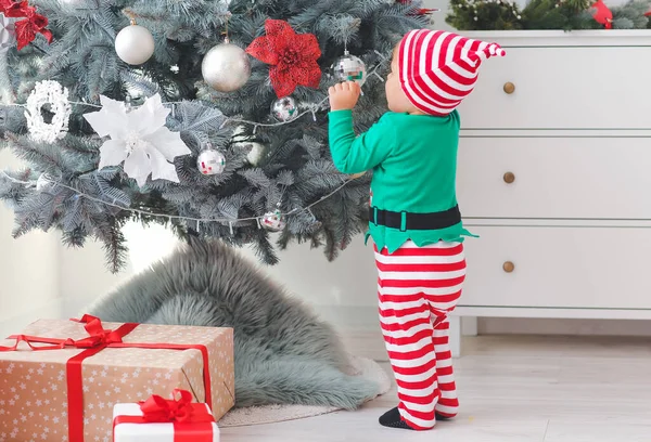 Roztomilé Děťátko Elfím Kostýmu Vánočního Stromečku Doma — Stock fotografie