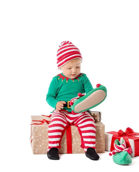 Niedliches Kleines Baby Elfenkostüm Und Mit Geschenken Auf Weißem Hintergrund — Stockfoto