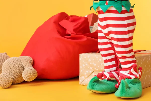 Niedliches Kleines Baby Elfenkostüm Mit Nikolaussack Und Mit Geschenken Auf — Stockfoto