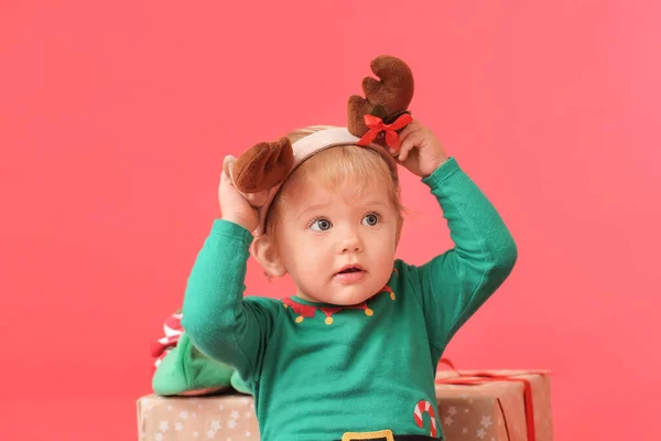 Bebê Bonito Traje Elfo Com Chifres Veado Fundo Cor — Fotografia de Stock
