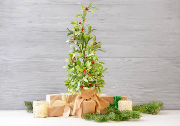 Hermosa Composición Navideña Con Planta Muérdago Sobre Fondo Madera — Foto de Stock