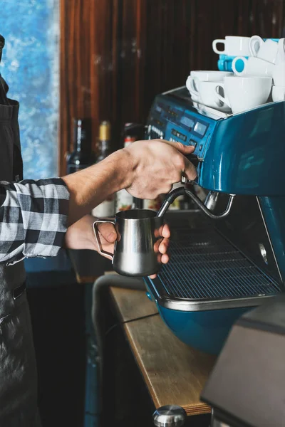 Barista Het Maken Van Hete Koffie Cafe — Stockfoto