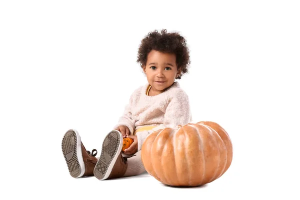 Linda Niña Afroamericana Con Calabazas Sobre Fondo Blanco — Foto de Stock