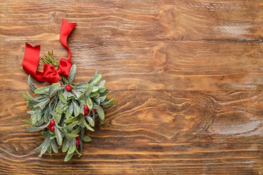 Tahta arka planda ökseotu dalı