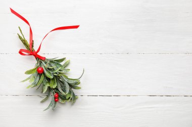 Beyaz ahşap zemin üzerinde ökse otu dalı